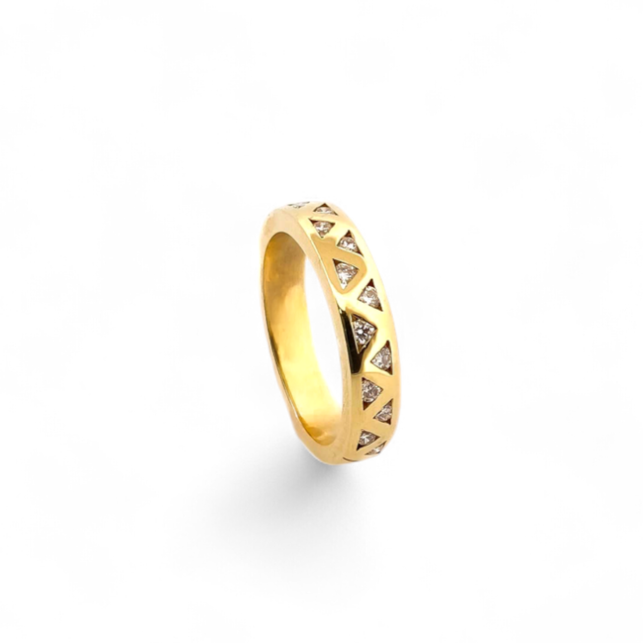 Media alianza de oro amarillo de 18kt con 12 diamantes talla brillantes engastados en tensión en forma de triángulo de 0,015ct cada uno.
Joyería compro oro, dónde comprar y vender joyas al mejor precio en Barcelona. Joyas de segunda mano al mejor precio, envío gratuito. Anillos de compromiso baratos
