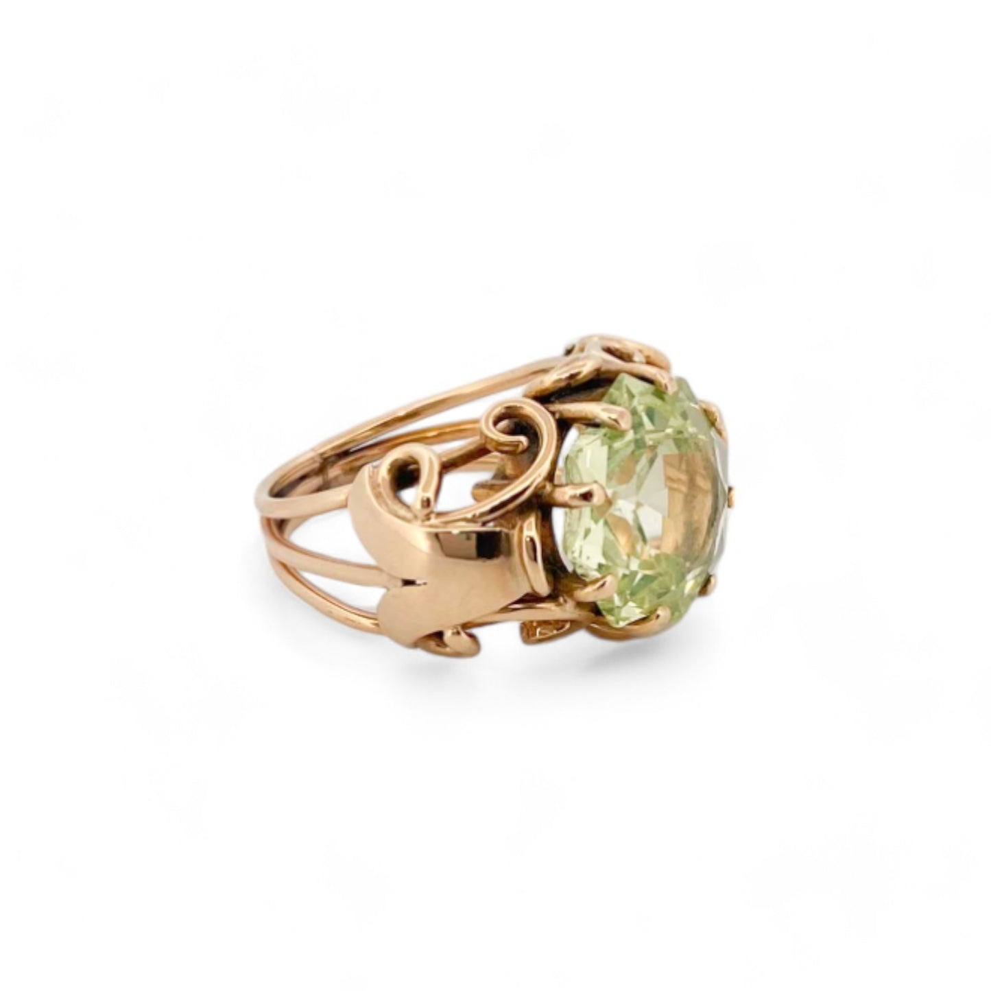 Sortija antigua en oro amarillo y una gran piedra Peridoto en el centro. Talla original: 12g Peso con piedra: 7,27gr. Se puede ajustar el tamaño y este servicio está incluido en el precio. Joyería vintage al mejor precio en Barcelona