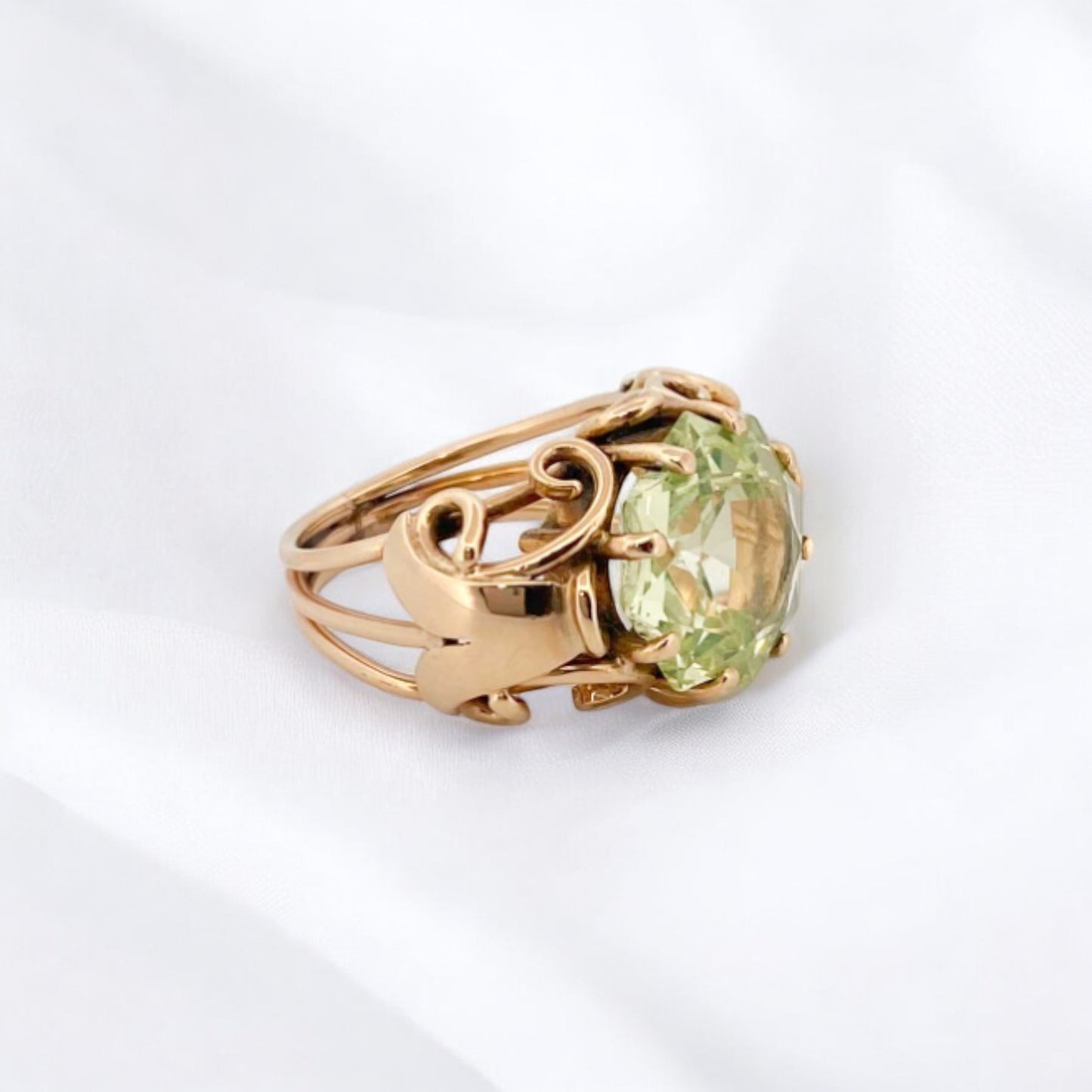Sortija antigua en oro amarillo y una gran piedra Peridoto en el centro. Talla original: 12g Peso con piedra: 7,27gr. Se puede ajustar el tamaño y este servicio está incluido en el precio. Joyería vintage al mejor precio en Barcelona