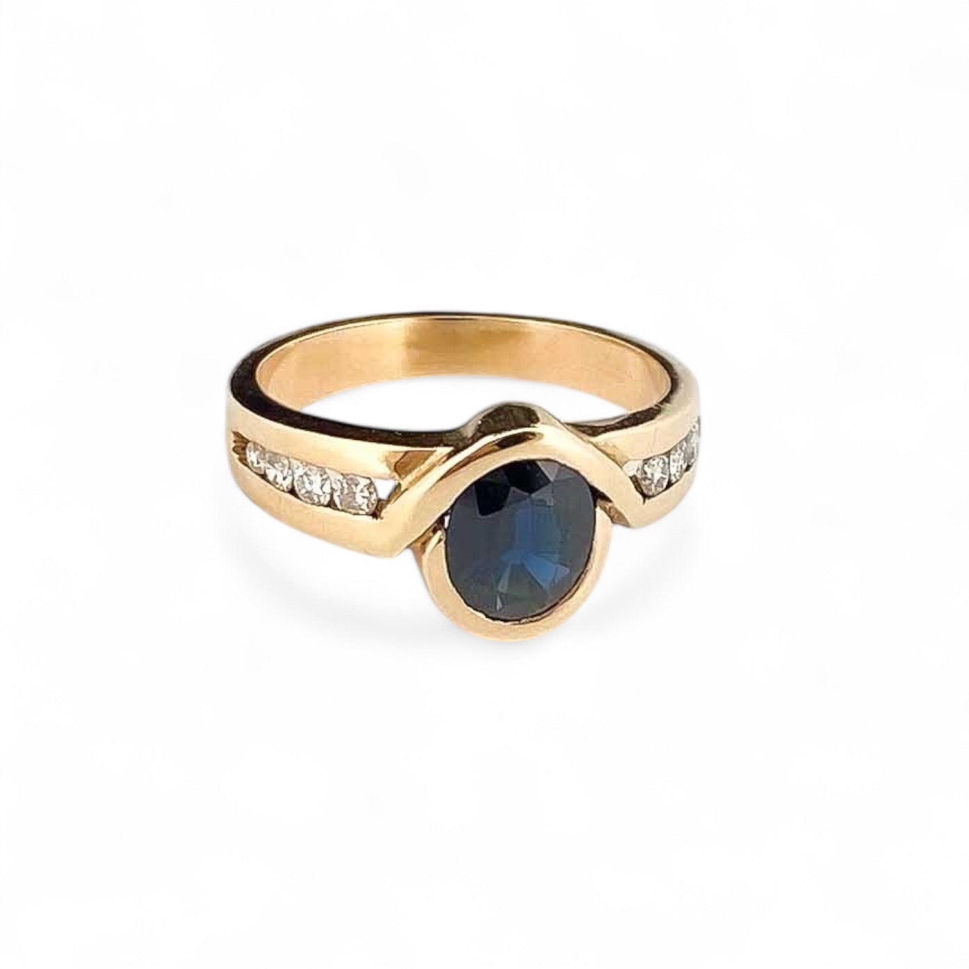 Anillo realizado en oro amarillo de 18kt con un zafiro central y 8 diamantes talla brillantes
Joyería compro oro, dónde comprar y vender joyas al mejor precio en Barcelona. Anillos de zafiros de segunda mano baratos, joyas de oro antiguas