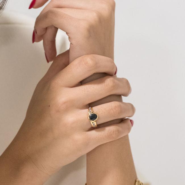 Anillo realizado en oro amarillo de 18kt con un zafiro central y 8 diamantes talla brillantes
Joyería compro oro, dónde comprar y vender joyas al mejor precio en Barcelona. Anillos de zafiros de segunda mano baratos, joyas de oro antiguas