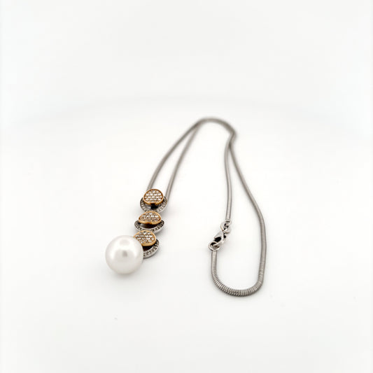 Colgante de oro rosa y blanco de 18kt de la pestigiosa firma de lujo AUTORE especialistas en perlas australianas de los mares del sur. El colgante dispone de una perla australiana y 108 diamantes talla brillante. La cadena no está incluída. Joyería compro Oro, dónde comprar y vender oro y joyas restauradas en Barcelona al mejor precio