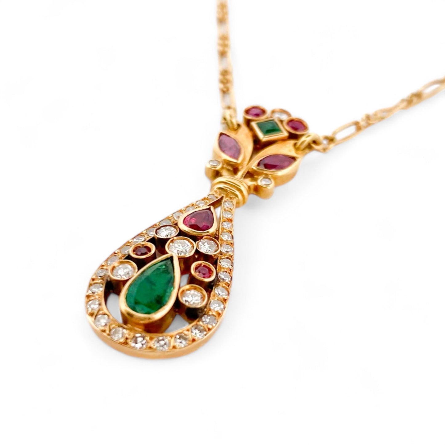 Collar vintage de oro amarillo de 18kt con cadena tipo barbada alterna y colgante antiguo en con formas florales y diamantes talla brillante rubíes y esmeraldas. Cierre tipo reasa. La cadena mide 50cm y el colgante 39,20mm de alto x 12mm de ancho.
Compra venta de joyas antiguas y vintage en Barcelona