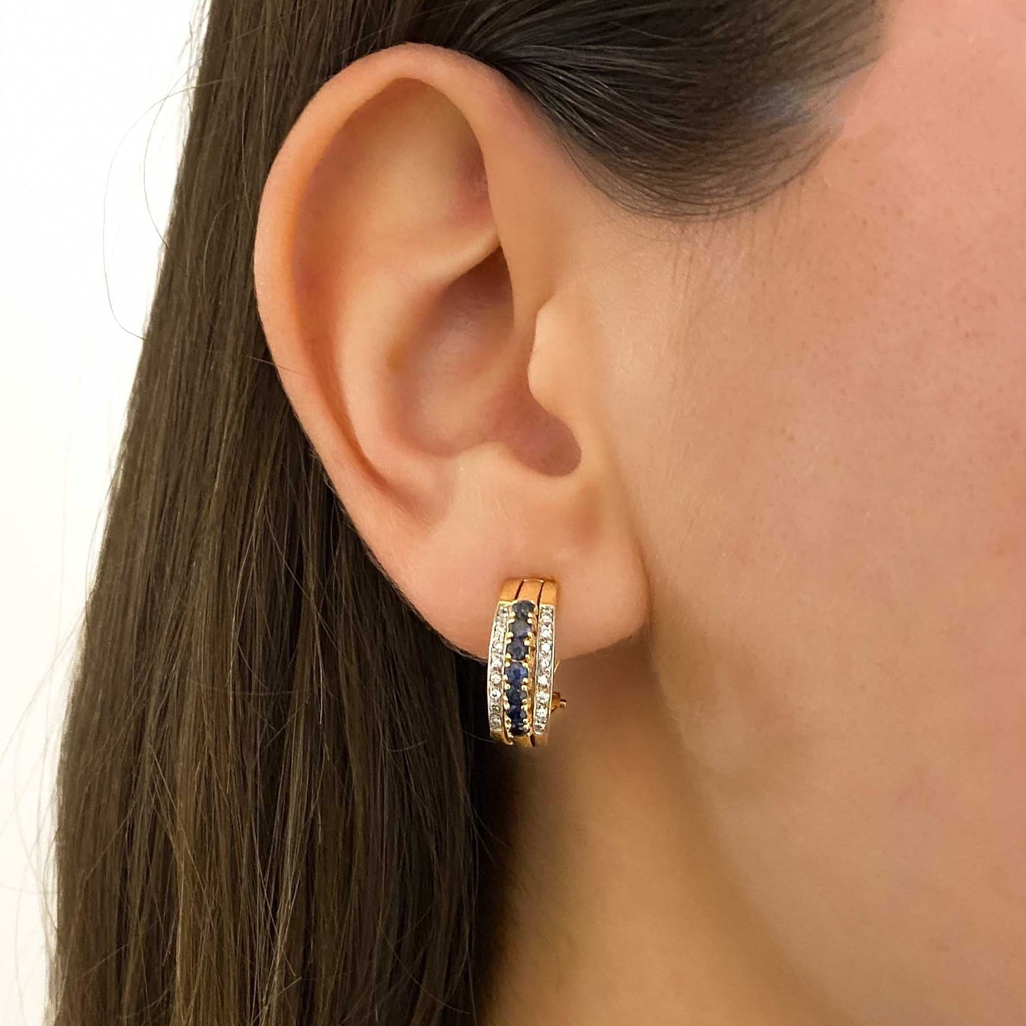 Comprar pendientes de oro amarillo de 18kt en forma de medio aro con 16 diamantes y 7 zafiros en cada pendiente. Joyas restauradas. Joyería Ian'Or.