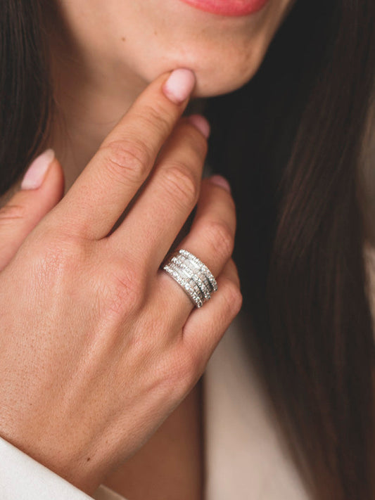 Anillo oro blanco de 18kt con 5 bandas de diamantes. Joyas de segunda mano en Barcelona. Venta de joyas con diamantes baratas.