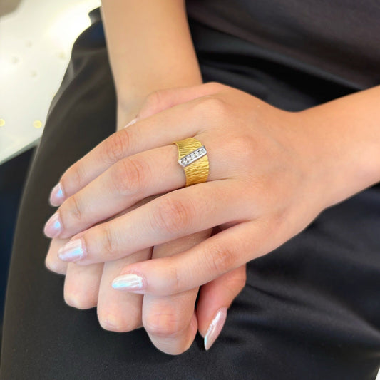 Sortija de oro amarillo y oro blanco de 18kt con textura acompañada de 5 diamantes talla brillante. Talla 14. Joyería compro oro, dónde comprar y vender joyas al mejor precio en Barcelona. Joyas al mejor precio, envío gratuito.