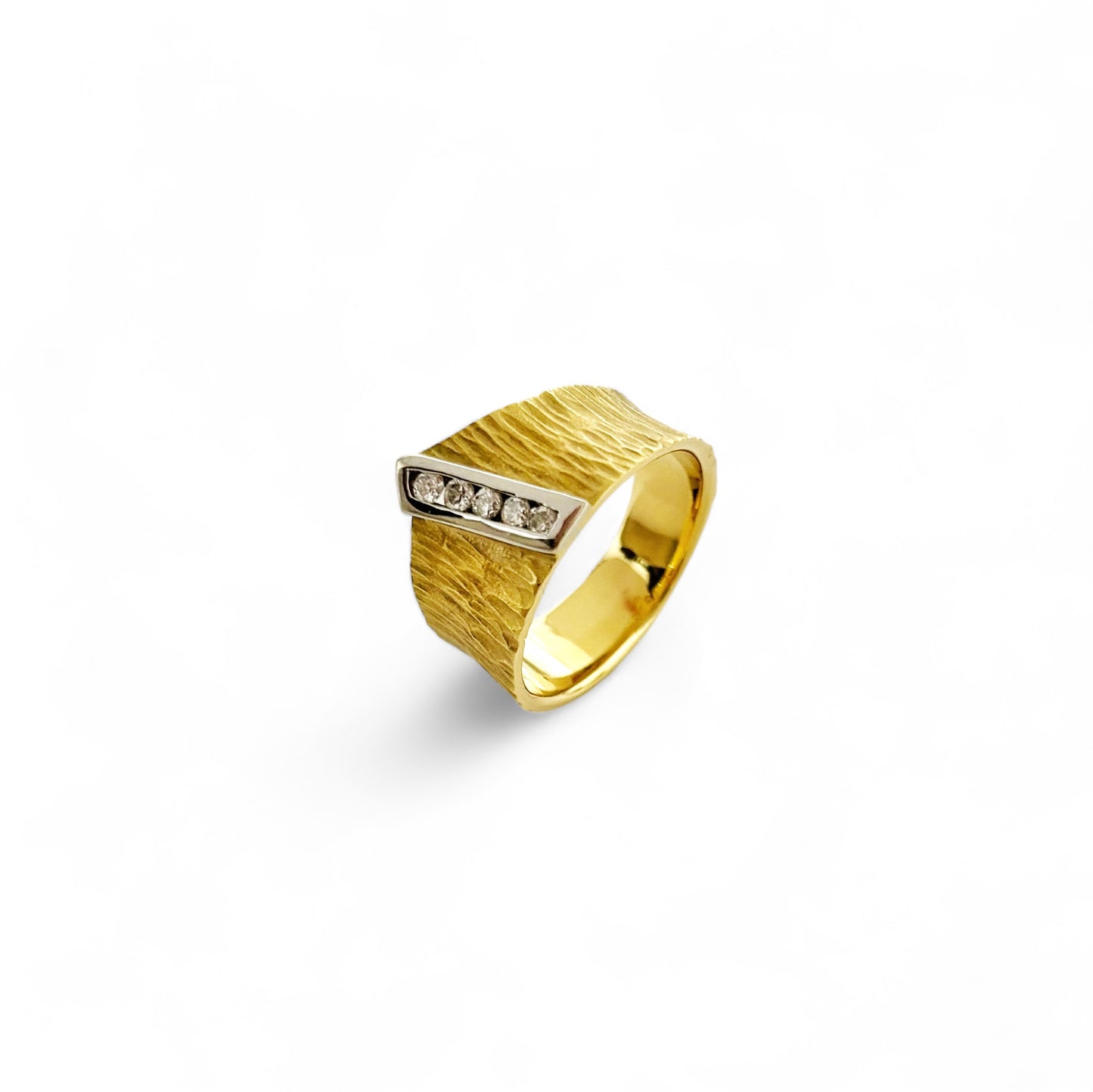 Sortija de oro amarillo y oro blanco de 18kt con textura acompañada de 5 diamantes talla brillante. Talla 14. Joyería compro oro, dónde comprar y vender joyas al mejor precio en Barcelona. Joyas al mejor precio, envío gratuito.