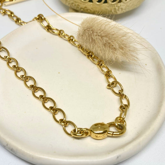 Collar de oro amarillo de 18kt de la firma Pomellato con el distintivo cierre mosquetón de la famosa firma italiana. Medida de la cadena 51cm. Joyas Pomellato.