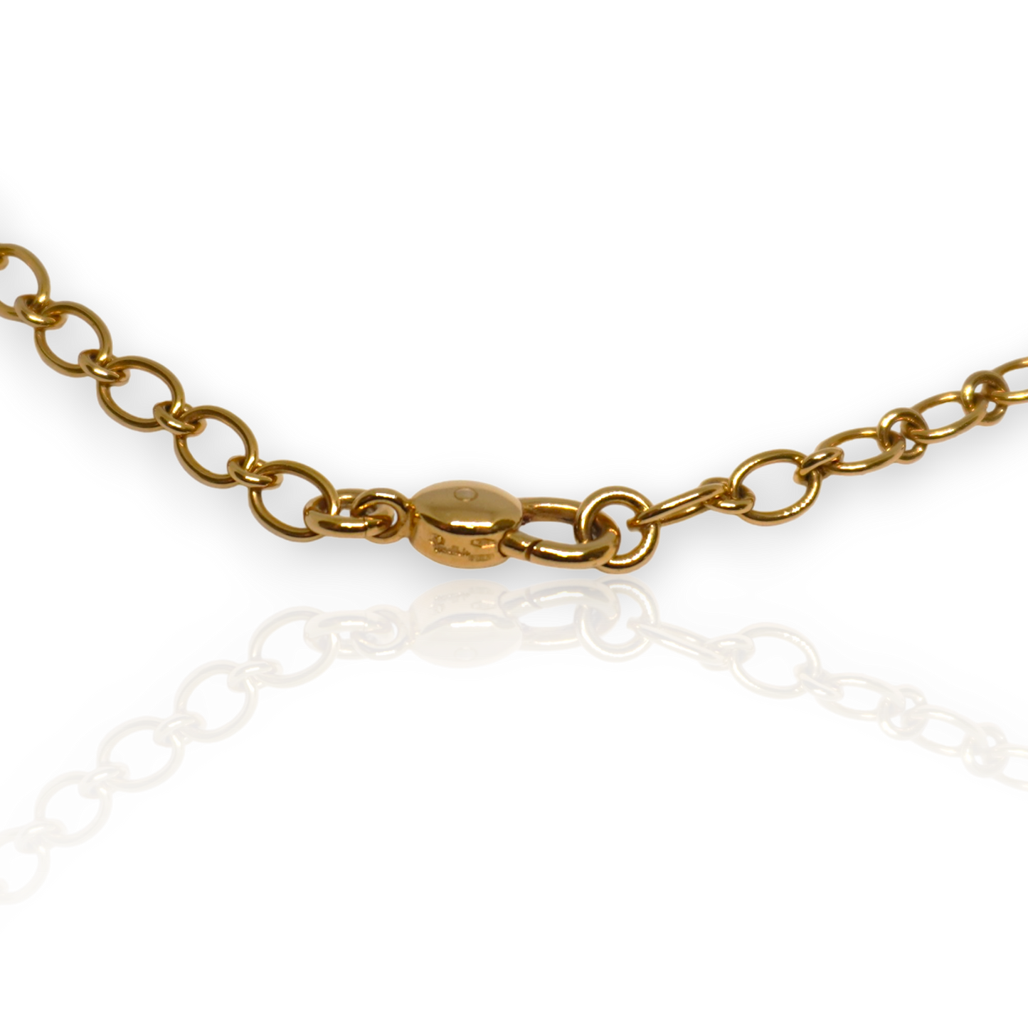 Collar de oro amarillo de 18kt de la firma Pomellato con el distintivo cierre mosquetón de la famosa firma italiana. Medida de la cadena 51cm. Joyas Pomellato.