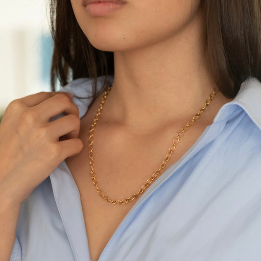 Collar de oro amarillo de 18kt de la firma Pomellato con el distintivo cierre mosquetón de la famosa firma italiana. Medida de la cadena 51cm. Joyas Pomellato.