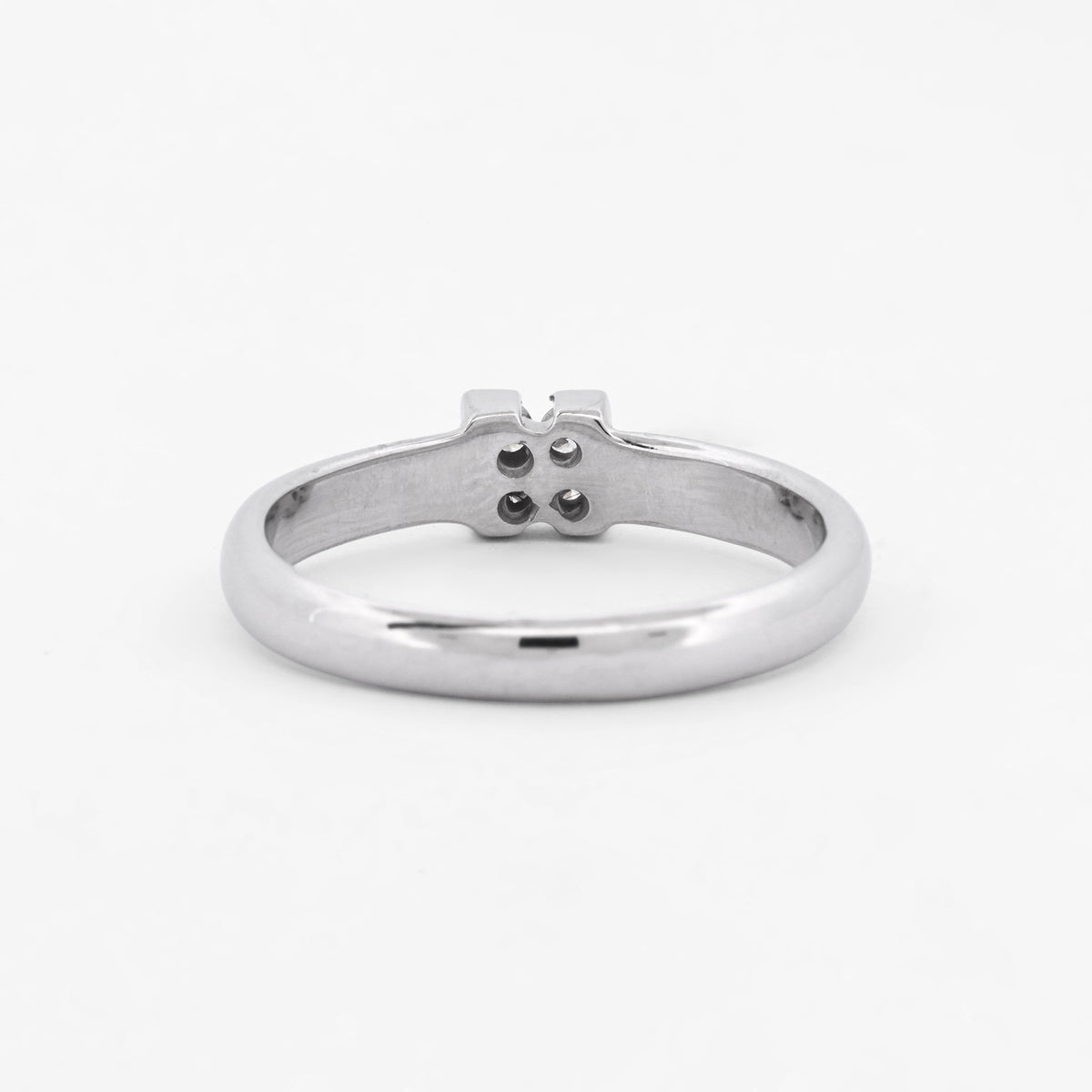Anillo de oro blanco de 18kt con 4 diamantes engastados. Pieza de segunda mano y se entrega certificada. Envío gratis. Joyas baratas con diamantes. Envío gratis
