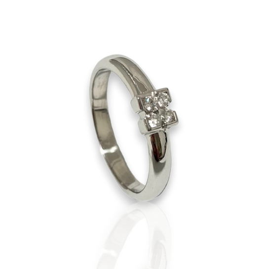 Anillo de oro blanco de 18kt con 4 diamantes engastados en barra con forma cuadrada de 0,16ct cada uno, 0,64ct en total. Talla original: 15,5Peso: 3,719g. Esta pieza ha sido restaurada en nuestro taller de Barcelona y se entrega certificada. Anillo de segunda mano, compro oro Barcelona, joyas restauradas y segunda mano.