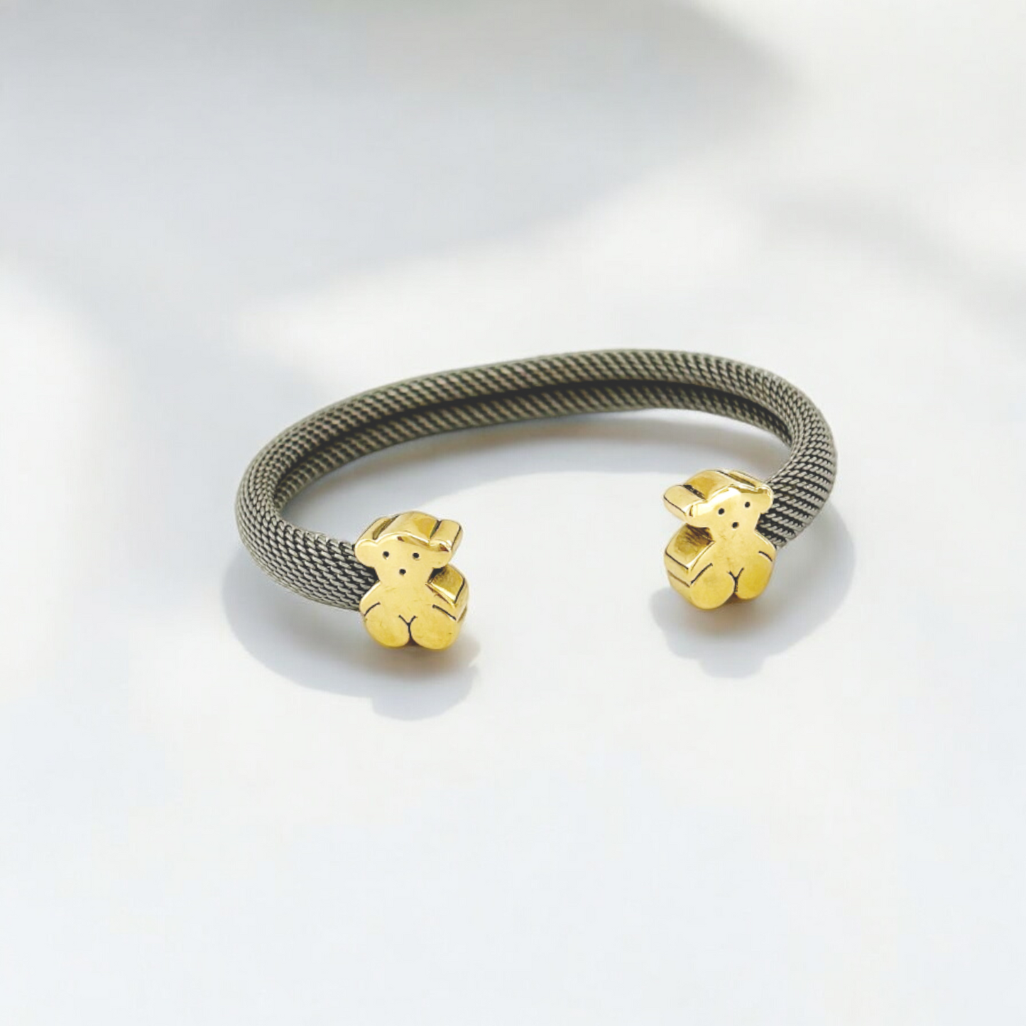 Esta icónica pulsera de Tous está realizada en acero y oro amarillo de 18k. La esclava está realizada con el tejido característico de malla en acero y los detalles del oso en oro amarillo de 18k. Joyas de segunda mano en Barcelona, compro oro y joyas al mejor precio. Joyería Compro Oro Barcelona, el mejor precio por tu oro y por joyas de segunda mano