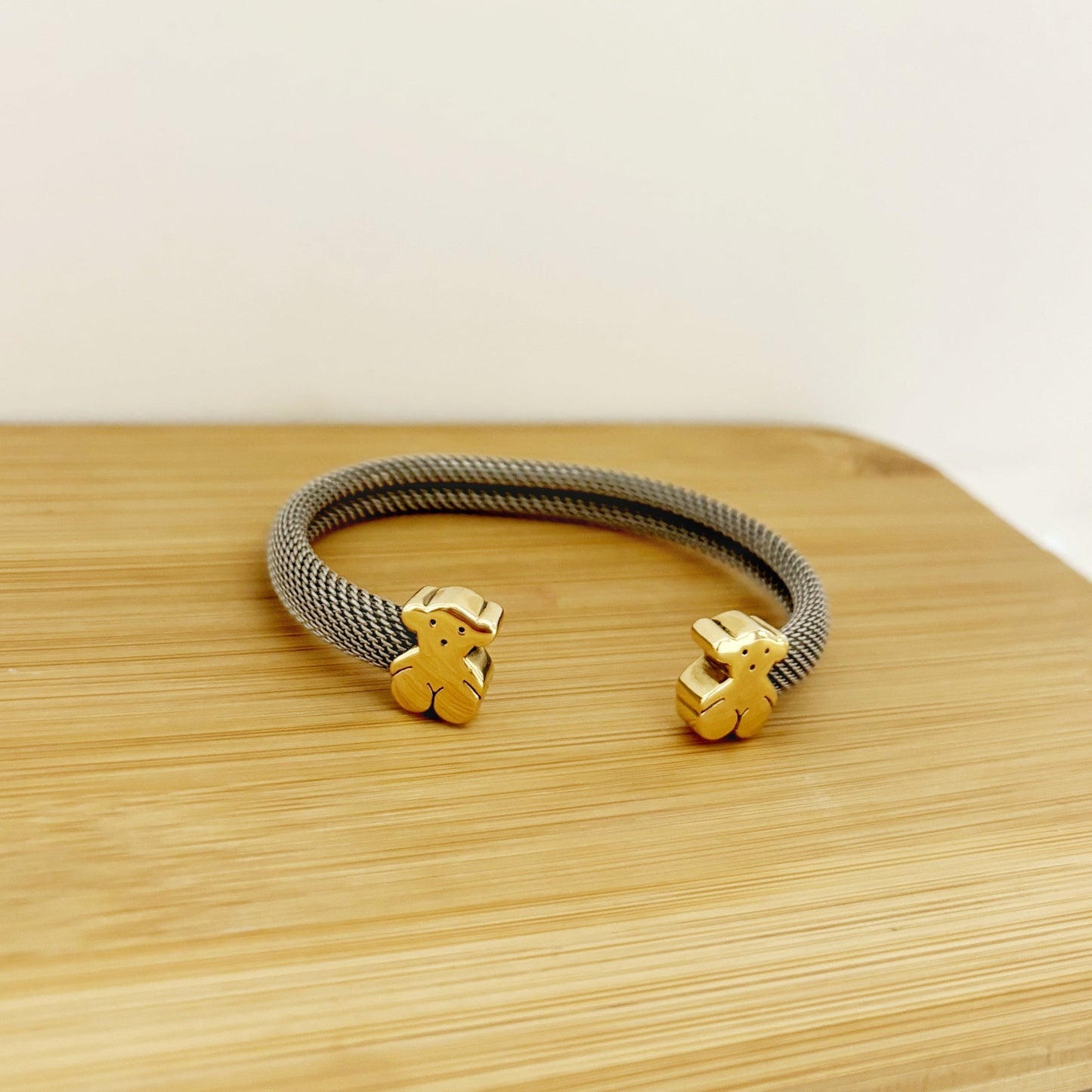 Esta icónica pulsera de Tous está realizada en acero y oro amarillo de 18k. La esclava está realizada con el tejido característico de malla en acero y los detalles del oso en oro amarillo de 18k. Joyas de segunda mano en Barcelona, compro oro y joyas al mejor precio. Joyería Compro Oro Barcelona, el mejor precio por tu oro y por joyas de segunda mano