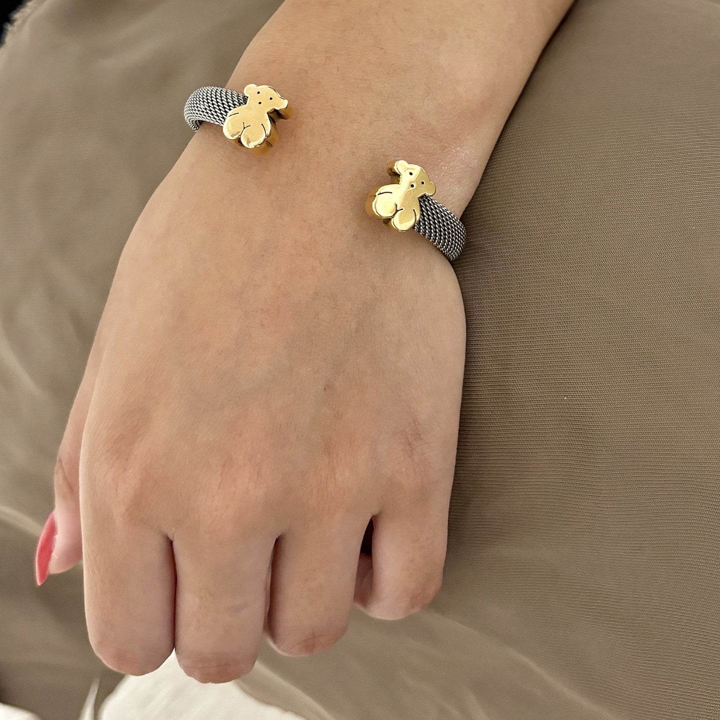 Esta icónica pulsera de Tous está realizada en acero y oro amarillo de 18k. La esclava está realizada con el tejido característico de malla en acero y los detalles del oso en oro amarillo de 18k. Joyas de segunda mano en Barcelona, compro oro y joyas al mejor precio. Joyería Compro Oro Barcelona, el mejor precio por tu oro y por joyas de segunda mano