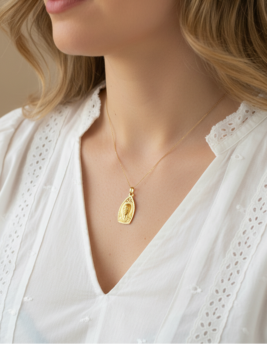 Comprar colgante medalla realizado en oro amarillo de 18kt con grabado de la virgen niña. Ideal para personas católicas. Joyas de oro al mejor precio