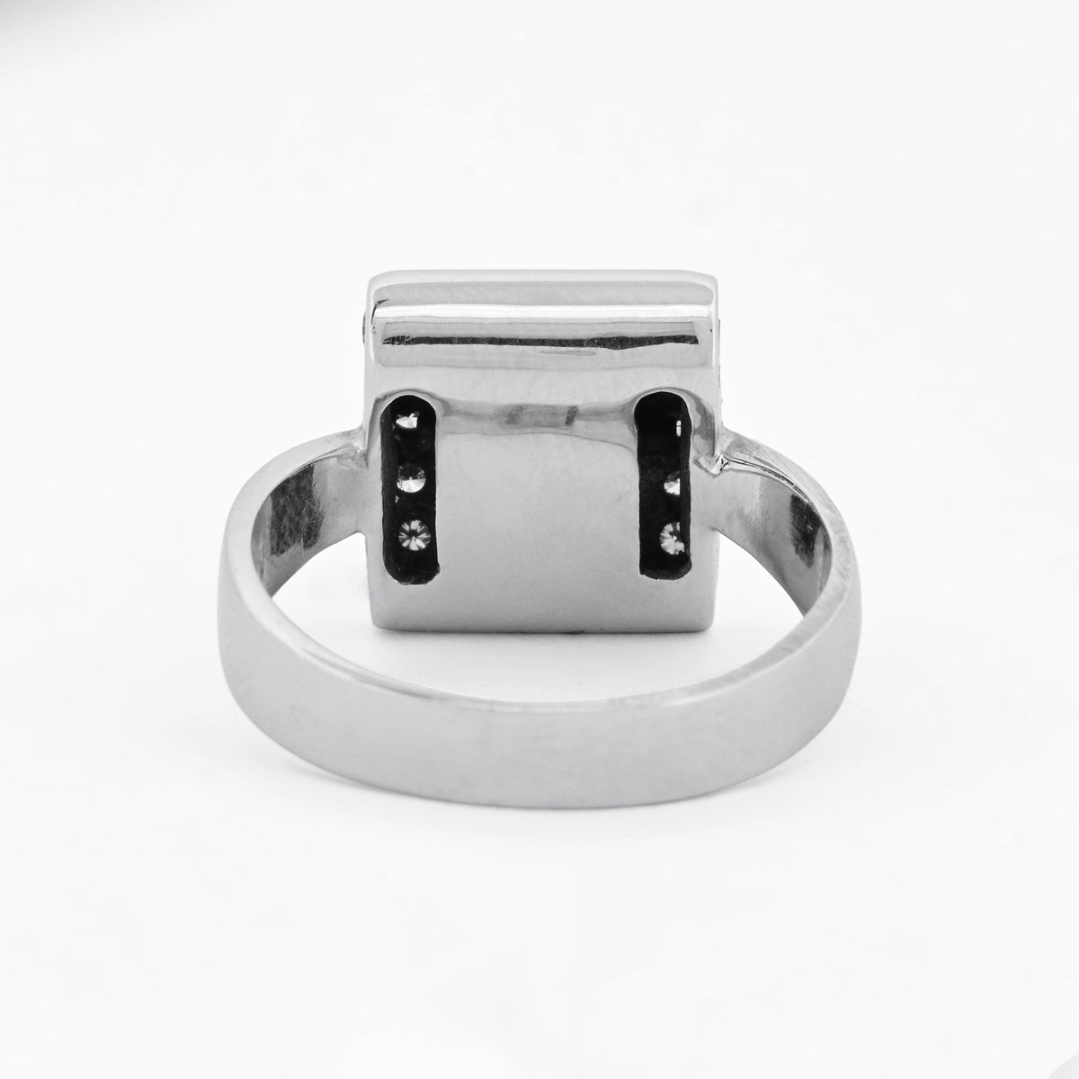 Anillo cuadrado realizado en oro blanco de 18t con cuadrado de diamantes. Venta de joyas restauradas en Barcelona. Anillos de oro baratos en Barcelona.
