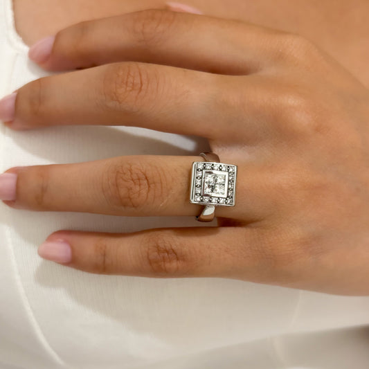Anillo cuadrado realizado en oro blanco de 18t con cuadrado de diamantes.Compro Oro y venta de joyas restauradas, dónde comprar y vende oro y joyas al mejor precio en Barcelona. Anillos de oro baratos en Barcelona.