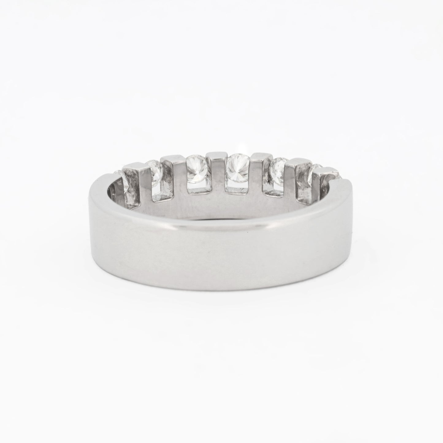 Media alianza de oro blanco de 18kt y 7 diamantes talla brillante engarzados individualmente en un carril privativo por diamante. Joyas baratas Barcelona.