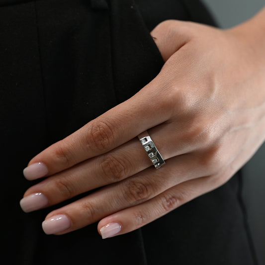 Media alianza de oro blanco de 18kt y 7 diamantes talla brillante engarzados individualmente en un carril privativo por diamante. Joyas baratas Barcelona.