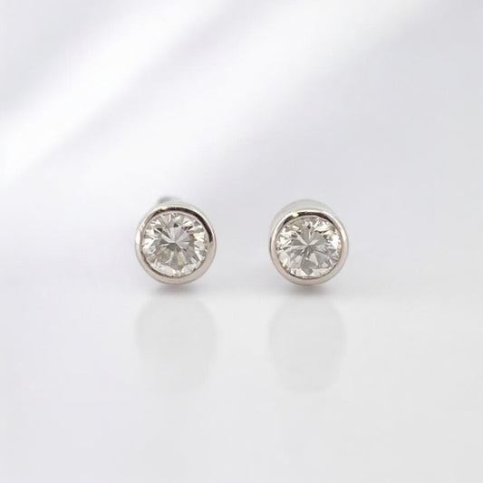 Pendientes tipo dormilonas de oro blanco de 18kt con engaste tipo chatón de un diamante talla brillante de 0,45ct cada uno. Una joya clásica y elegante que no debe faltar en un joyero.
Joyas de novia, pendientes de diamantes de segunda mano, restauración y creación de joyas, compro oro Barcelona. Joyería Ian'Or dónde comprar y vender oro y joyas al mejor precio en Barcelona