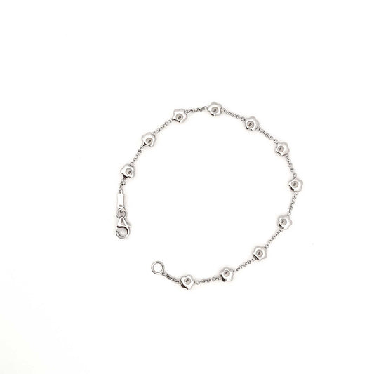 Pulsera de oro blanco de 18kt de cadena forzada con motivos de flor. Cierre mosquetón. Compro Oro al mejor precio, joyería segunda mano Barcelona, diseño y transformación de joyas.