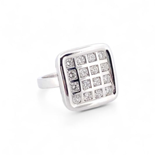 Anillo de oro blanco de 18kt con pavé cuadrado de 16 diamantes en talla brillante de 0,07 ct cada uno. Joyería de segunda mano en Barcelona y compro oro, donde comprar y vender oro al mejor precio en Barcelona. Venta de joyas con diamantes de la mejor calidad al mejor precio.