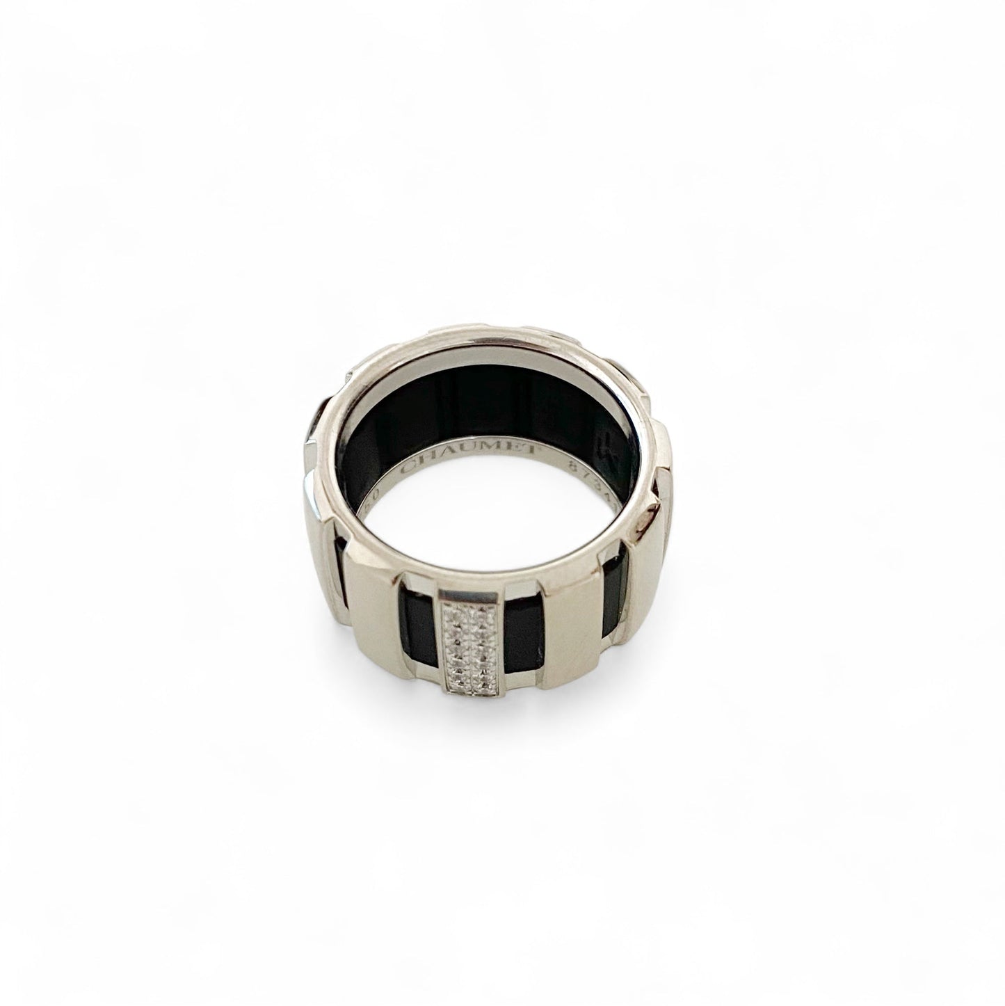 Precioso anillo de firma Sortija Chaumet colección Class One numerada del 2000 realizada en oro blanco con 12 diamantes talla brillantes de 0,015 cada uno. Joyería compro oro Ian'or, donde comprar joyas de Chaumet al mejor precio.