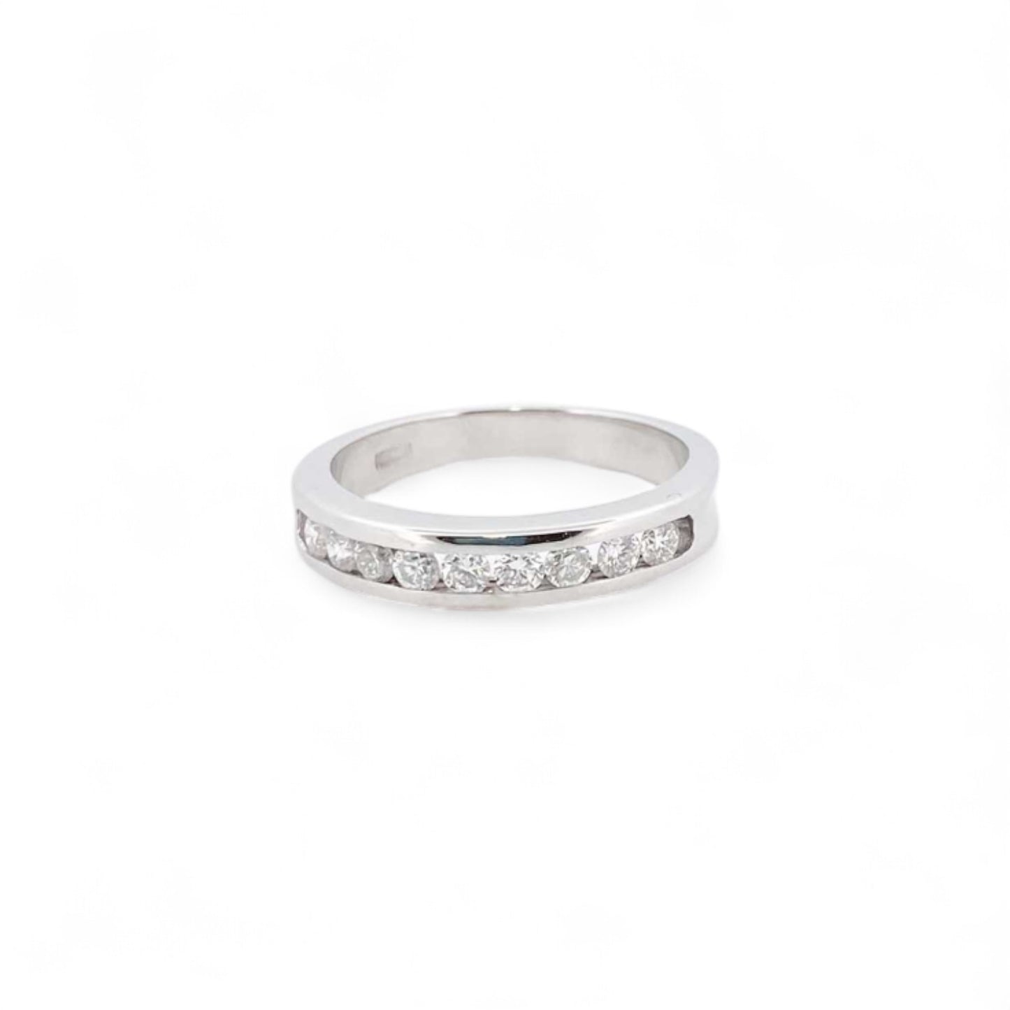 Media alianza de oro blanco de 18kt con carril de diamantes talla brillante de 0,03ct cada uno. El anillo es de talla 15 y el grosor es de 4,19mm.
Joyería compro oro, dónde comprar y vender joyas al mejor precio en Barcelona. Joyas al mejor precio, envío gratuito. Anillos de compromiso baratos