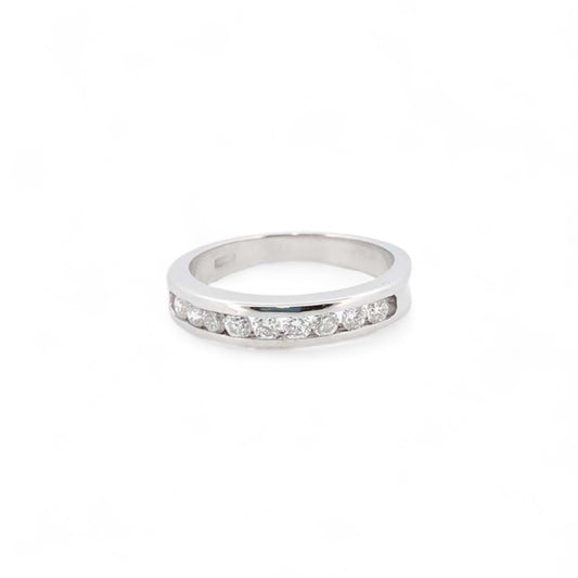 Media alianza de oro blanco de 18kt con carril de diamantes talla brillante de 0,03ct cada uno. El anillo es de talla 15 y el grosor es de 4,19mm.
Joyería compro oro, dónde comprar y vender joyas al mejor precio en Barcelona. Joyas al mejor precio, envío gratuito. Anillos de compromiso baratos