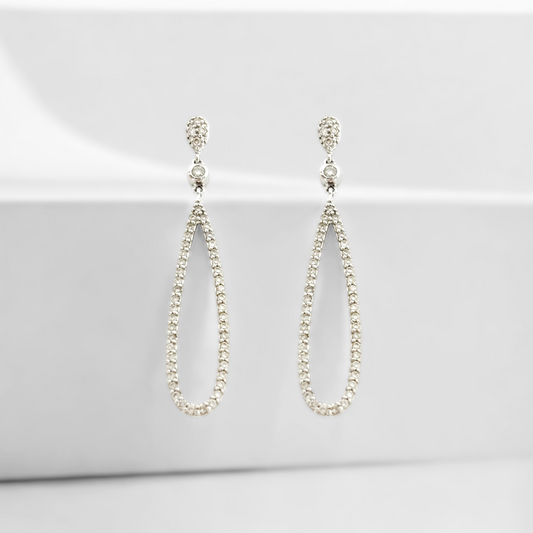 Pendientes de oro blanco de 18kt con colgante con forma de gota y 100 diamantes engastados en garras a lo largo de cada pendiente. Unos pendientes muy especiales que combinan perfectamente con los vestidos de novia. Joyas de novia, segunda mano, restauración y creación de joyas, compro oro Barcelona. Joyeria Ian'Or dónde comprar y vender oro y joyas al mejor precio en Barcelona