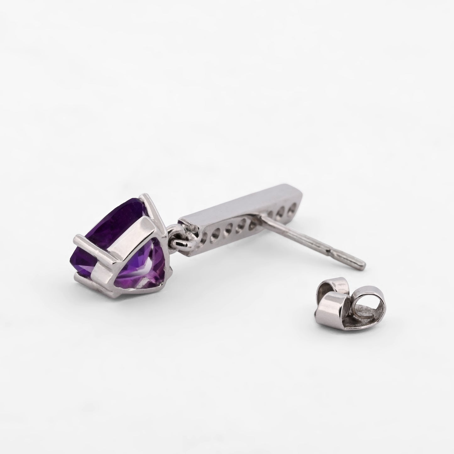 Pendientes colgante realizados en oro blanco de 18kt con engaste de amatista talla corazón y barra de 8 diamantes. Joyas segunda mano. Joyería Ian'Or.