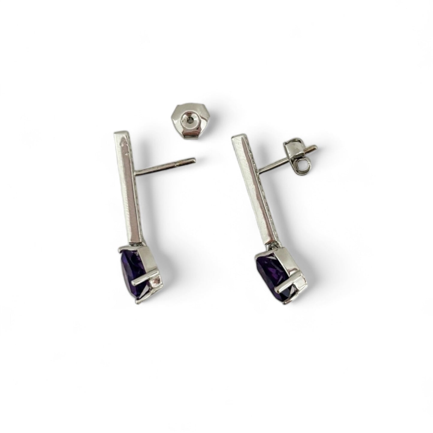 Pendientes colgante realizados en oro blanco de 18kt con engaste de amatista talla corazón y barra de 8 diamantes talla brillante en cada pendiente. Cierre de presión.Joyas de novia, segunda mano, restauración y creación de joyas, compro oro Barcelona. Joyeria Ian'Or dónde comprar y vender oro y joyas al mejor precio en Barcelona