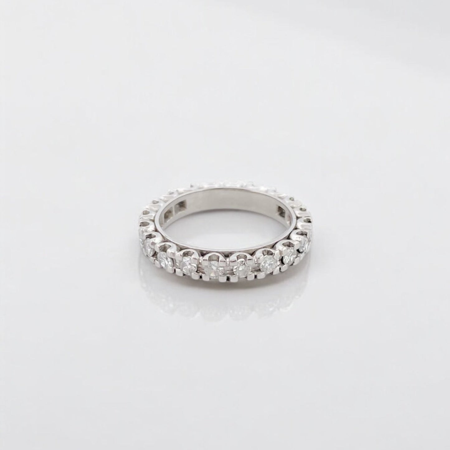Alianza completa de oro blanco de 18kt con carril de diamantes talla brillante de 0,04ct cada uno. Engastados en 4 grapas cada uno. Joyas al mejor precio.