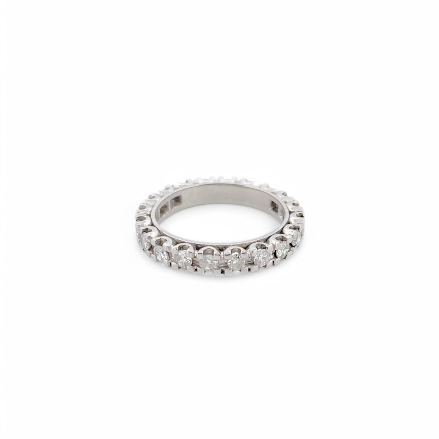 Alianza completa de oro blanco de 18kt con carril de diamantes talla brillante de 0,04ct cada uno. Engastados en 4 grapas cada uno. Joyas al mejor precio.
