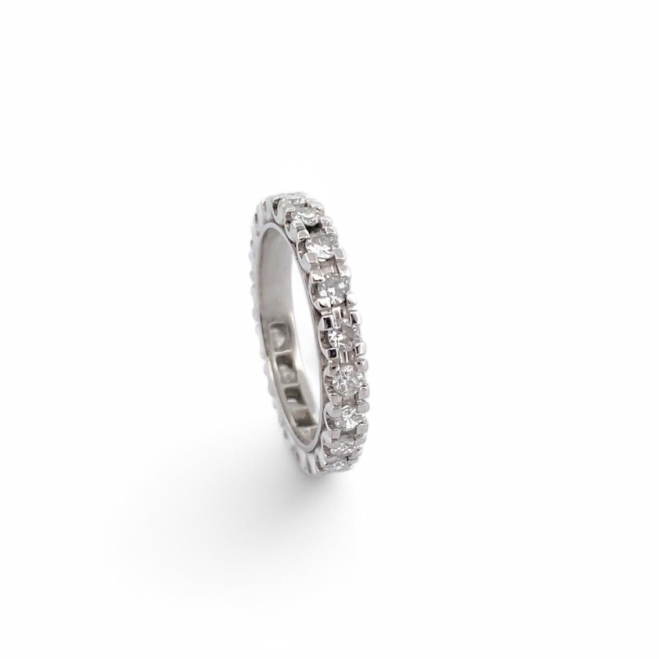 Alianza completa de oro blanco de 18kt con carril de diamantes talla brillante de 0,04ct cada uno. Engastados en 4 grapas cada uno. Joyas al mejor precio.