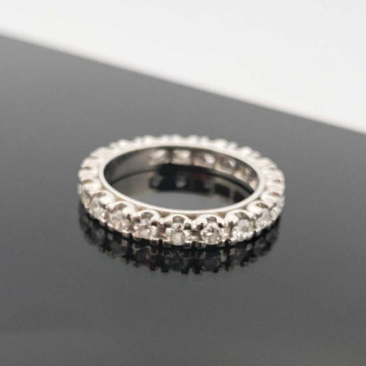 Alianza completa de oro blanco de 18kt con carril de diamantes talla brillante de 0,04ct cada uno. Engastados en 4 grapas cada uno. Joyas al mejor precio.