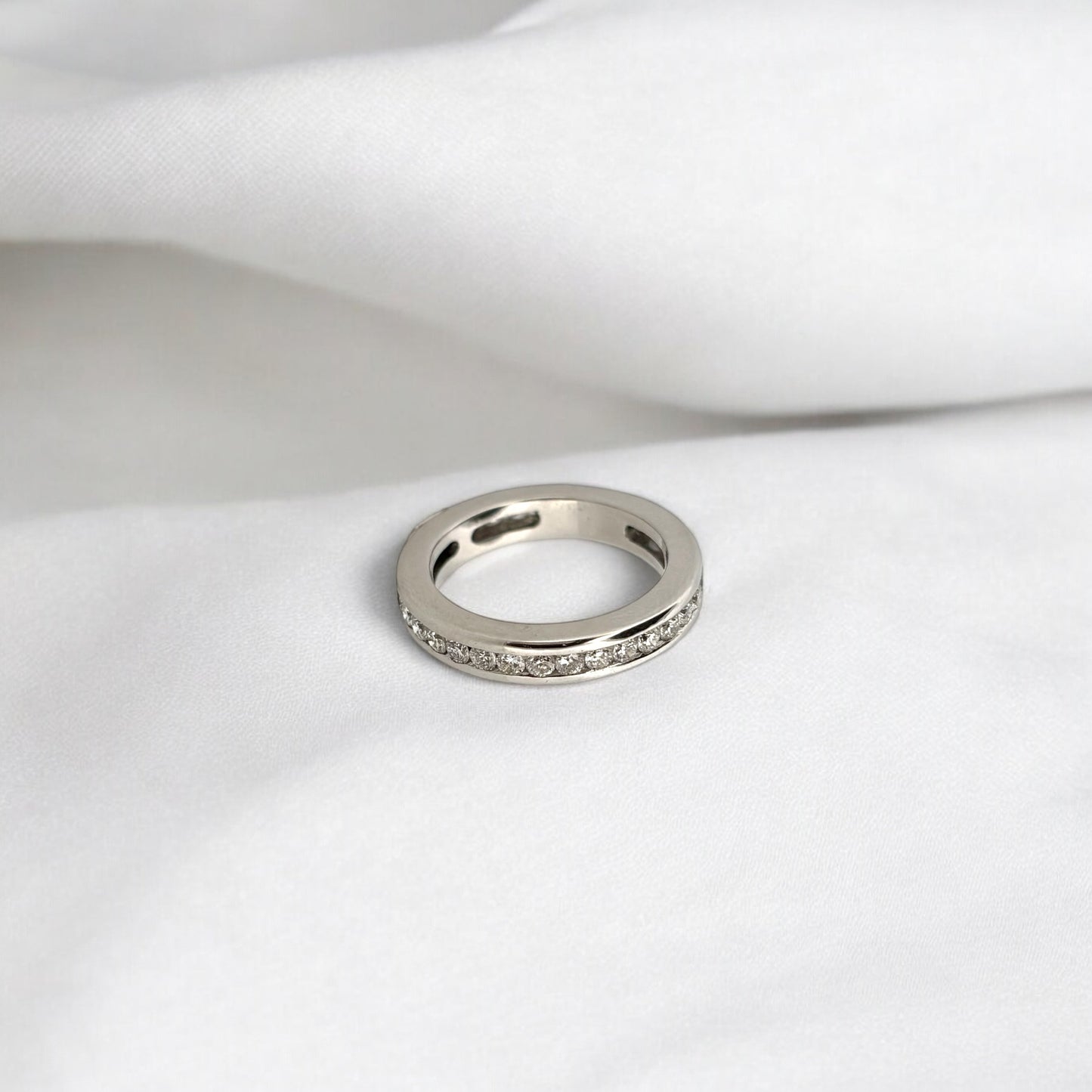 Alianza de oro blanco de 18kt con carril de 33 diamantes talla brillante de 0,04ct cada uno y 1,32ct en total. . Un clásico anillo de compromiso que aporta elegancia y sofisticación .Compro Oro y venta de joyas restauradas, dónde comprar y vende oro y joyas al mejor precio en Barcelona. Anillos de compromiso baratos en Barcelona.