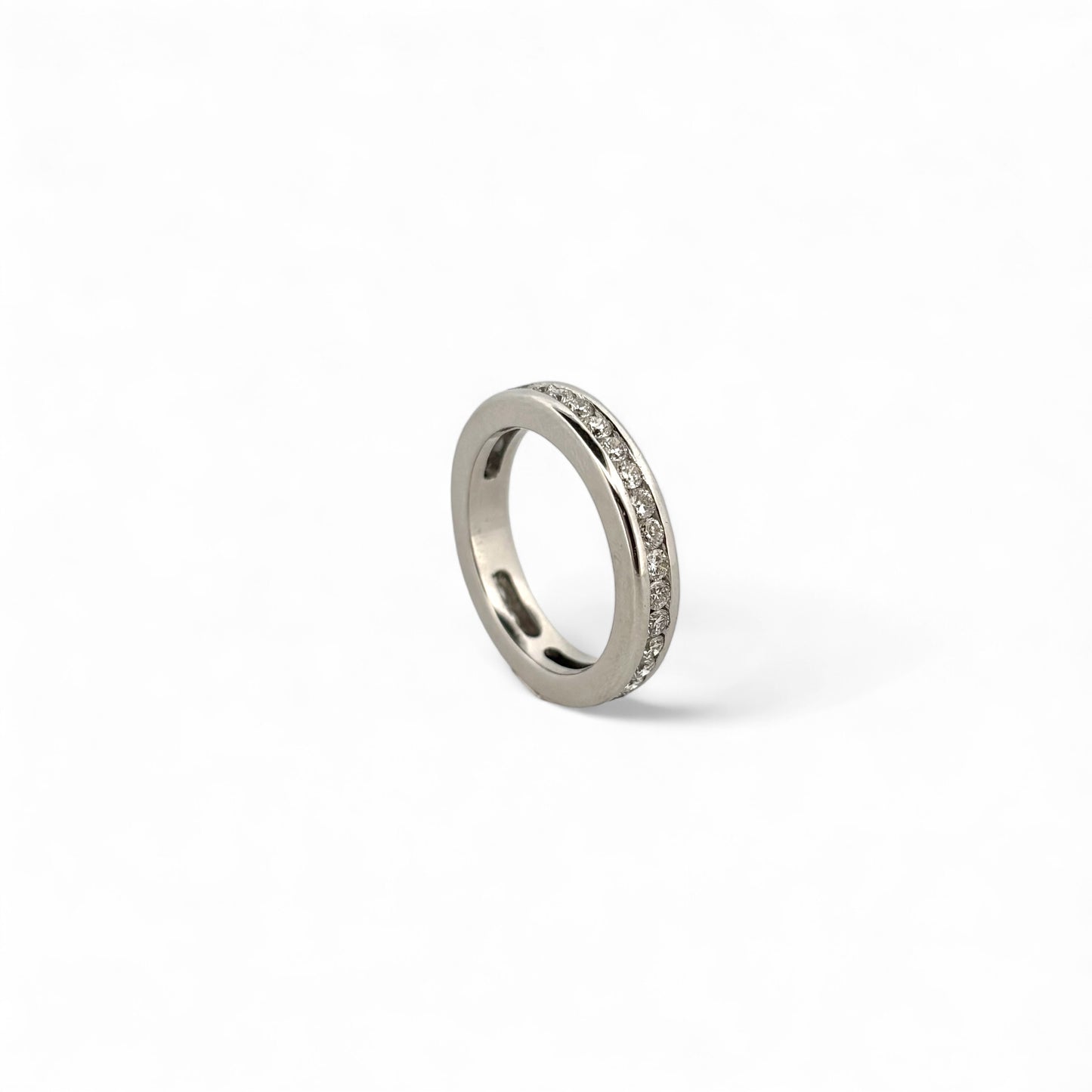 Alianza de oro blanco de 18kt con carril de 33 diamantes talla brillante de 0,04ct cada uno y 1,32ct en total. . Un clásico anillo de compromiso que aporta elegancia y sofisticación .Compro Oro y venta de joyas restauradas, dónde comprar y vende oro y joyas al mejor precio en Barcelona. Anillos de compromiso baratos en Barcelona.