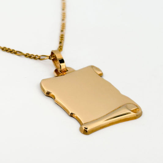 Comprar colgante pergamino liso realizado en oro amarillo de 18kt. Con opción de grabación. Joyas de segunda mano de oro de 18kt en Barcelona. Joyería Ian'Or.
