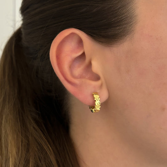 Pendientes tipo criollas de oro amarillo de 18kt con los icónicos ositos Puppies de la firma Tous. 15mm de diámetro. Joyeria Ian'or, donde comprar y vender joyas al mejor precio en Barcelona y Mataró.