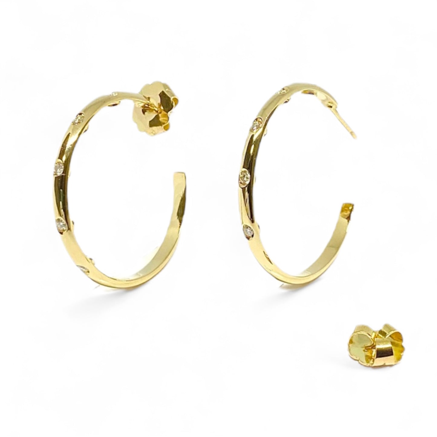 Pendientes de aro de Oro de 18kt de 30mm de diámetro con cierre de tuerca de presión y 10 diamantes talla brillante. Joyería compro oro en Barcelona y Mataró, dónde comprar y vender oro al mejor precio.
