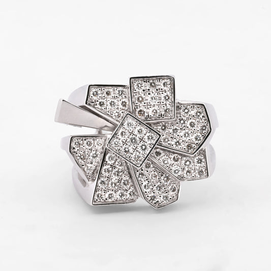 Anillo de oro blanco de 18kt con pavé en forma de flor geométrica con 67 diamantes. Joya vintage. Pieza certificada y con envío gratis. Joyas con diamantes.