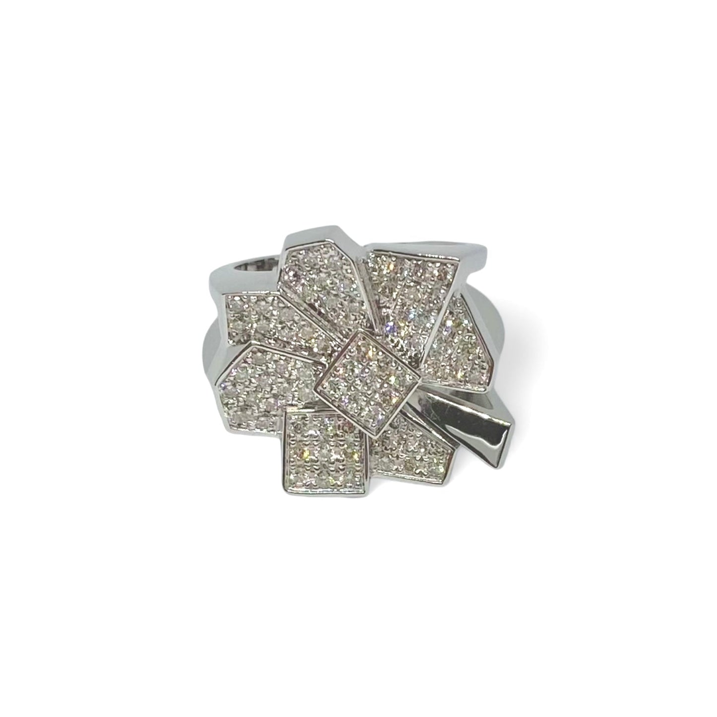 Sortija de oro blanco de 18kt con pavé en forma de flor geométrica con 67 diamantes talla brillante de 0,01ct cada uno y 0,67ct en total. Este precioso anillo estilo avant-garde mide 20mm de ancho y 19mm de largo, una joya vintage excepcional. Joyería de segunda mano en Barcelona y compro oro, donde comprar y vender oro al mejor precio en Barcelona.