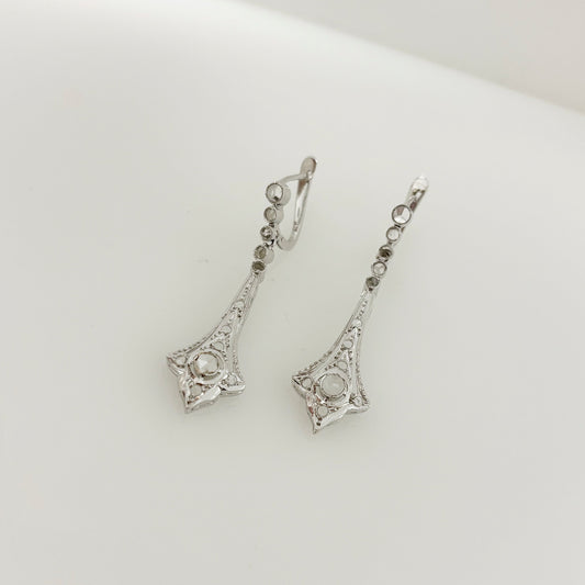 Pendientes vintage de oro blanco de 18kt con diamantes de talla antigua. Joyería Ian'or, donde comprar y vender joyas y oro al mejor precio en Barcelona. Joyería vintage.