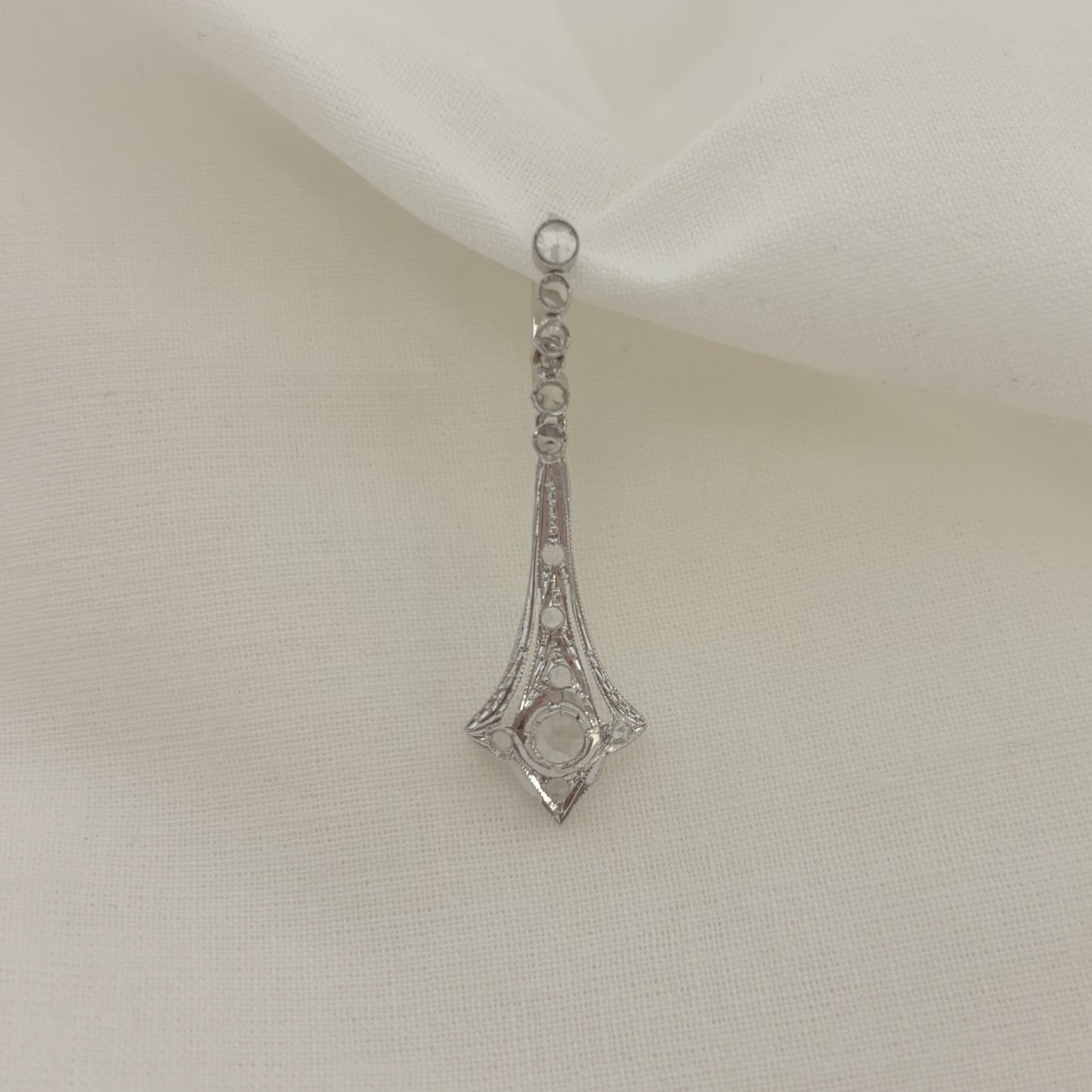 Pendientes vintage de oro blanco de 18kt con diamantes de talla antigua. Joyería Ian'or, donde comprar y vender joyas y oro al mejor precio en Barcelona. Joyería vintage.