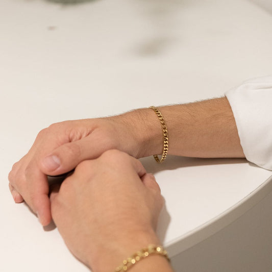 Pulsera oro de 18kt con cadena tipo cubana de oro de 18kt con una placa situada en un lateral que lo convierte en un no me olvides sofisticado. La cadena mide 19cm y tiene 4mm de grosor. Joyería Ian'or, dónde comprar y vender oro al mejor precio en Barcelona. Joyas de segunda mano y restauradas en Barcelona.