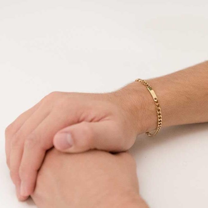 Pulsera oro de 18kt con cadena tipo cubana de oro de 18kt con una placa situada en un lateral que lo convierte en un no me olvides sofisticado. La cadena mide 19cm y tiene 4mm de grosor. Joyería Ian'or, dónde comprar y vender oro al mejor precio en Barcelona. Joyas de segunda mano y restauradas en Barcelona.