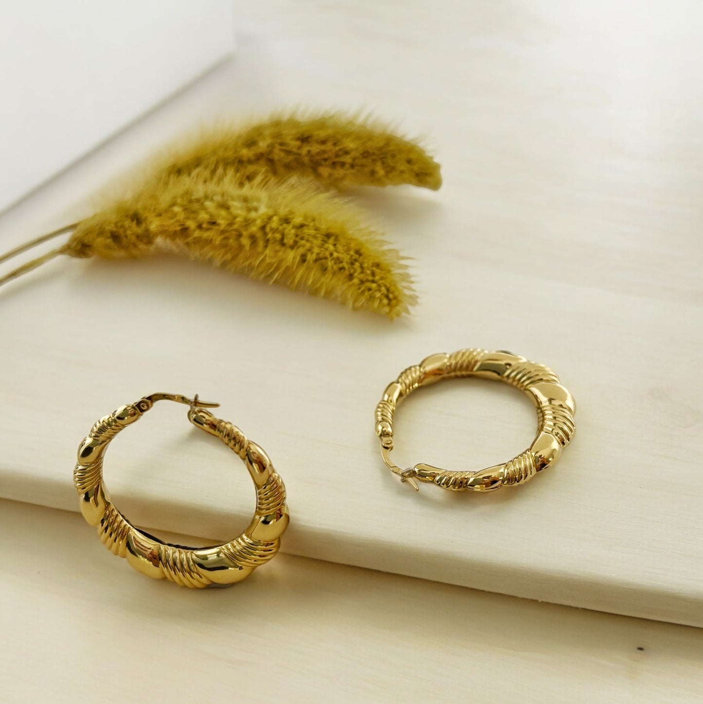 Pendientes de aro tipo croissant de oro de 18kt de 35mm de diámetro y cierre tipo criolla. Pendientes de oro al mejor precio,joyas de segunda mano restauradas, mejor precio garantizado-.Joyeria compro oro Ian'or, donde comprar y vender oro al mejor precio en Barcelona