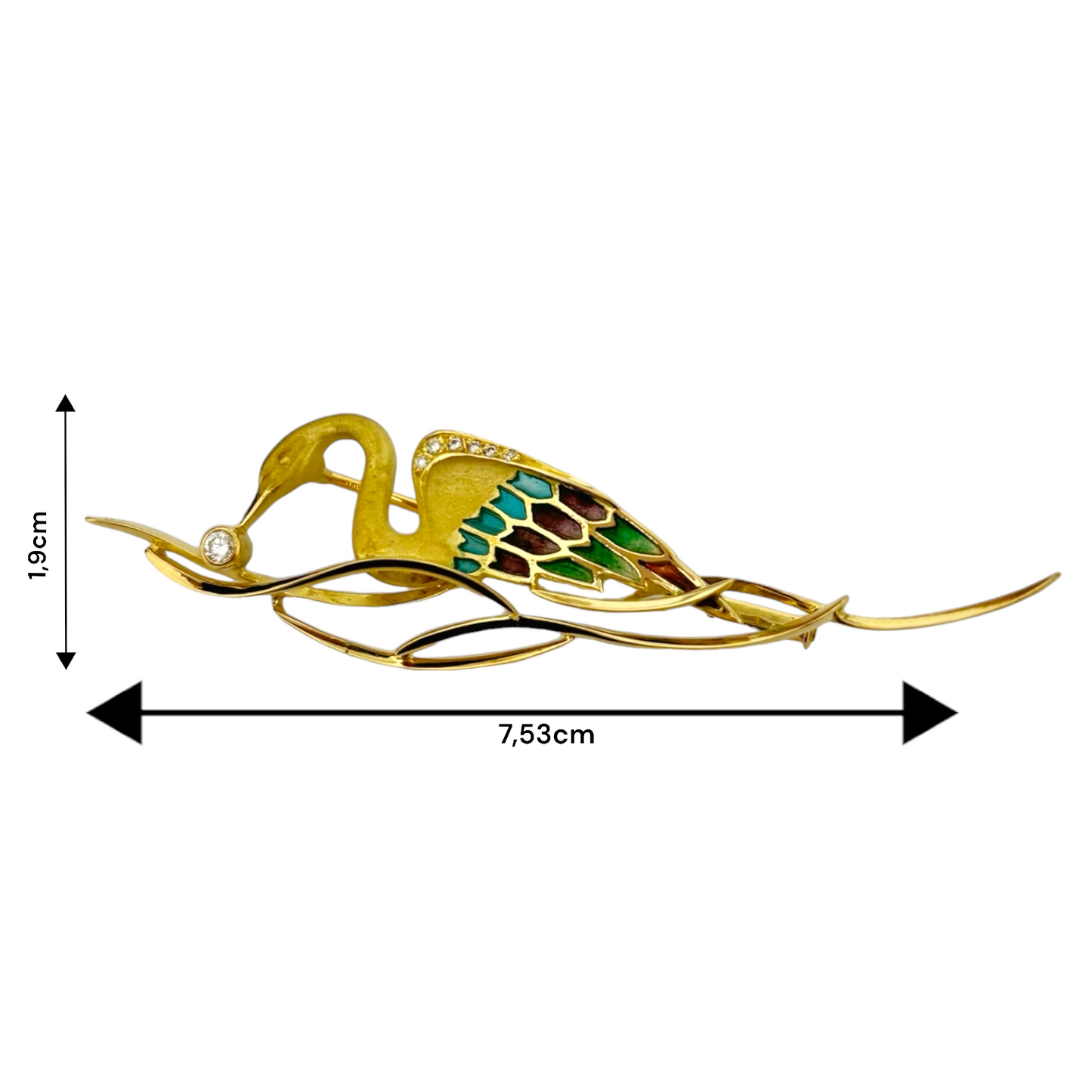 Broche realizado en oro amarillo de 18kt con un cisne que sujeta un diamante talla brillante. Esta pieza stá inspirada en las joyas del artista Lluis Masriera, que revolucionó el sector de la joyería Art Noveau en Europa con sus piezas con motivos de la naturaleza , fantasía y color.Joyas antiguas y vintage en Barcelona, compro oro y joyas al mejor precio. Joyería Compro Oro Barcelona, el mejor precio por tu oro y por joyas de segunda mano